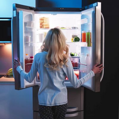 Γιατί το ψυγείο κάνει θορύβους τη νύχτα; Πότε είναι φυσιολογικοί και πότε όχι