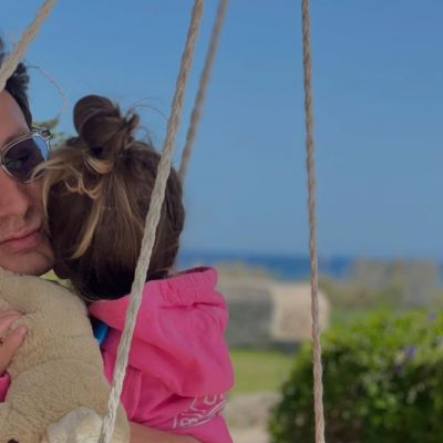 Καλοκαιρινές στιγμές ευτυχίας: Ο Μιχάλης Σαράντης με την κόρη του στη θάλασσα