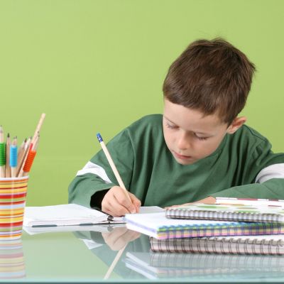 Χρόνος μελέτης στο σπίτι: Πόσες ώρες πρέπει να διαβάζουν τα παιδιά ανά τάξη;