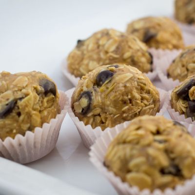 Ενεργειακά τρουφάκια με μύρτιλα σε 10 λεπτά – Το ιδανικό σνακ για το σχολείο