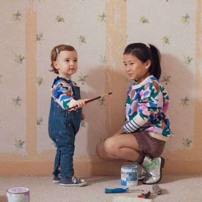 Μια παιδική ντουλάπα γεμάτη χρώματα από το καλοκαίρι ως την επιστροφή στα θρανία