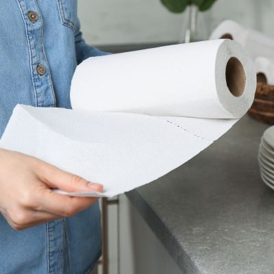 Μαμά δείχνει πώς επαναχρησιμοποιεί το χαρτί κουζίνας στο σπίτι –Τι προειδοποιεί ένας ειδικός