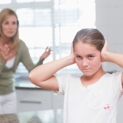 Η απλή στρατηγική που κάνει τα παιδιά σας να ακούνε περισσότερο, σύμφωνα με μια parenting coach