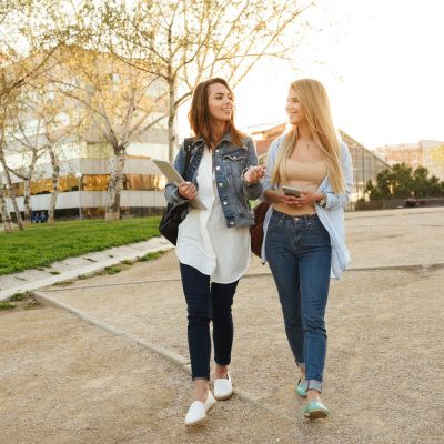 Δεν ξέρεις πώς να μιλήσεις με άλλους γονείς; Δοκίμασε αυτές τις 28 ερωτήσεις