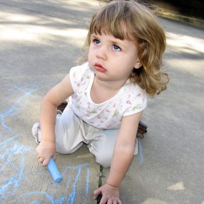 9 πράγματα που τα νήπια καταλαβαίνουν αλλά προσποιούνται πως δεν ξέρουν, σύμφωνα με παιδοψυχολόγους