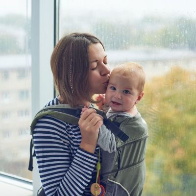 Γιατί το μωρό με θέλει συνέχεια δίπλα του; Είναι φυσιολογικό;