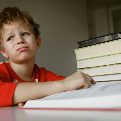 Αν το παιδί δυσκολεύεται στην ανάγνωση ή τα μαθηματικά, τι πρέπει να κάνω;