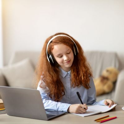 Το παιδί σου ακούει μουσική όταν διαβάζει; Δες γιατί είναι απολύτως φυσιολογικό