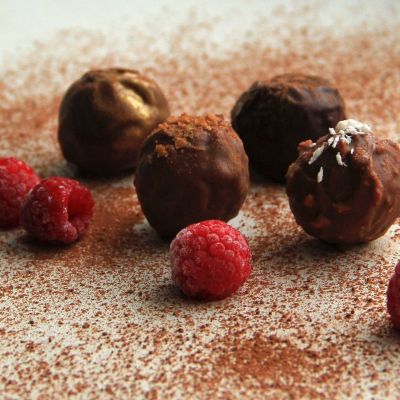 Φτιάξε τα πιο νόστιμα τρουφάκια με σμέουρα και τριμμένη καρύδα σε λίγα λεπτά