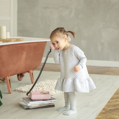 Τα σταθερά τηλέφωνα επιστρέφουν – και βοηθούν τις οικογένειες με σημαντικό τρόπο