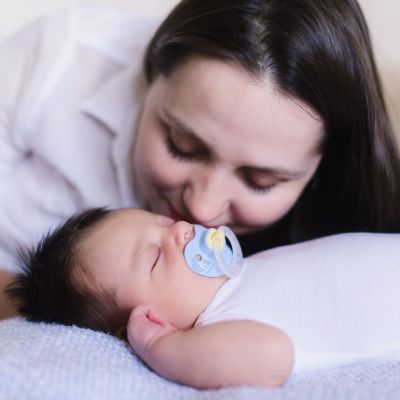 Μας λένε ότι κακομαθαίνουμε τα μωρά μας… αλλά εμείς ξέρουμε καλύτερα