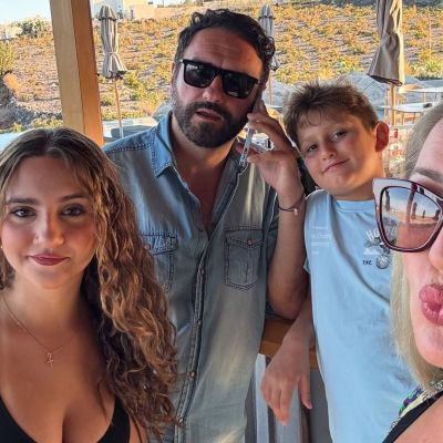 Μια ευτυχισμένη οικογένεια: Ο Μελέτης Ηλίας ποζάρει με τη σύζυγό του και τα παιδιά τους