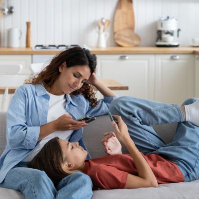 2 στους 3 γονείς ομολογούν ότι οι οθόνες περιορίζουν τις οικογενειακές στιγμές