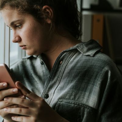 Ψηφιακές φιλίες και αποκλεισμοί στην εφηβεία: Η προσωπική εμπειρία μιας αναγνώστριας