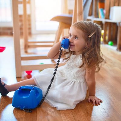 Ξεχάστε τα smartphones: Τα σταθερά τηλέφωνα κερδίζουν ξανά τις καρδιές των παιδιών