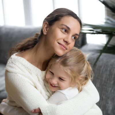 Προσκόλληση στην παιδική ηλικία: Πότε εμφανίζεται και πώς επηρεάζει τη ζωή του παιδιού