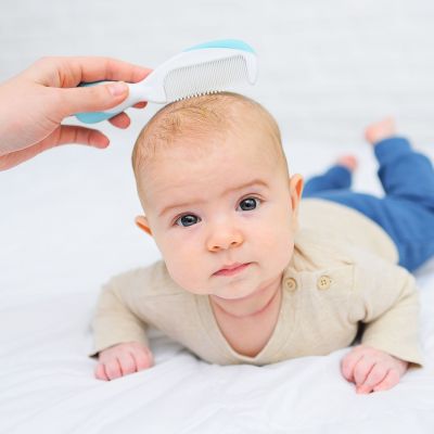 Πώς πρέπει να βουρτσίζετε τα μαλλιά του μωρού σας;