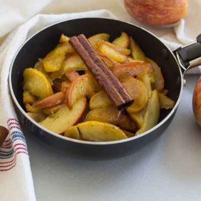 Μήλα στο τηγάνι με κανέλα και βούτυρο – Το πιο απλό φθινοπωρινό γλυκό