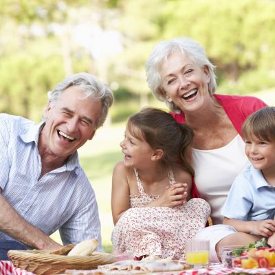 Πώς να μιλήσετε με τα παιδιά σας για τη σημασία και τη φροντίδα των ηλικιωμένων