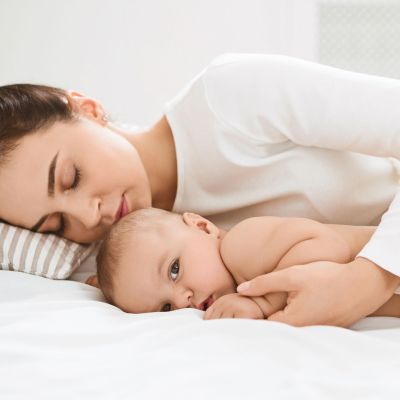 5 tips για να κοιμούνται οι νέες μαμάδες καλύτερα