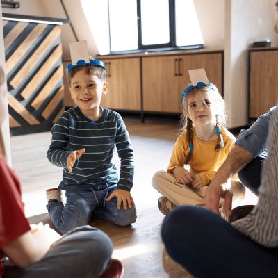 Γονείς, κλείστε τις συσκευές και παίξτε στο πάτωμα με τα παιδιά!