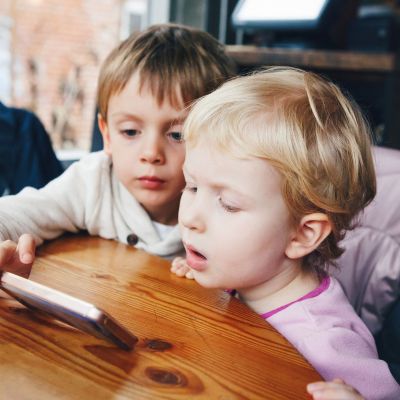 Πότε και πώς να μάθετε στα παιδιά σας να καλούν τα τηλέφωνα έκτακτης ανάγκης