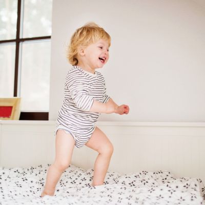 Πότε και πώς να κάνει το νήπιό σας τη μετάβαση από την κούνια στο κρεβάτι