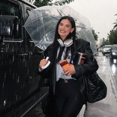 Οι δίδυμες Αριάνα και Φιλίππα στις Σπέτσες — Ένα ξέγνοιαστο ΣK με τη μαμά και τη θεία