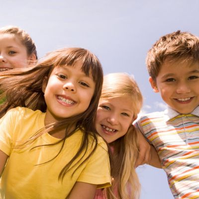 3 απλά κόλπα για να κάνετε το παιδί σας πιο κοινωνικό, σύμφωνα με ειδικό