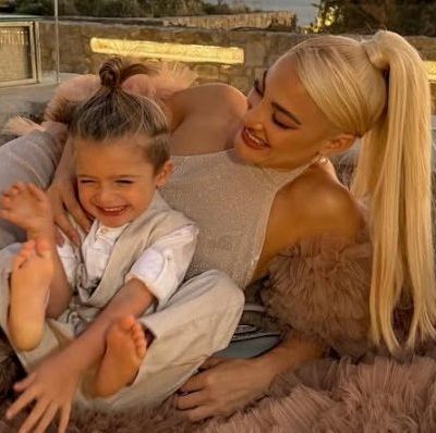 Η Ιωάννα Τούνη και ο μικρός Πάρης σε μια... διαφορετική φωτογράφιση