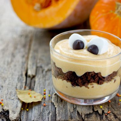 Halloween μους γλυκιάς κολοκύθας με μπισκότα σοκολάτας σε ποτήρι