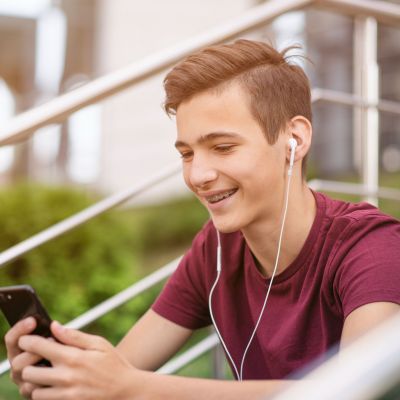 Τι βλέπει ο έφηβος γιος σας στα social media; - Γιατί οι γονείς πρέπει να ανησυχήσουν;