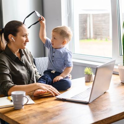 Τα πρότυπα που κουράζουν τη μαμά του σήμερα