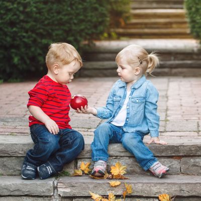 Πρακτικές συμβουλές για να μάθετε στο παιδί σας να μοιράζεται