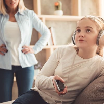 4 απλοί τρόποι να έρθεις πιο κοντά με το παιδί σου, ακόμα κι όταν σε αγνοεί