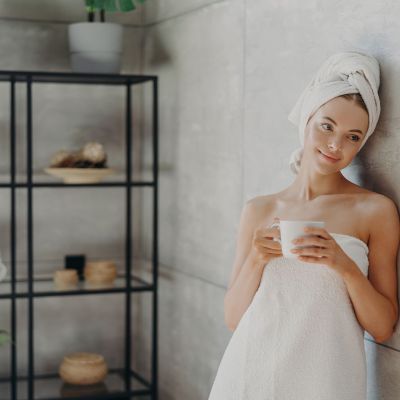 Bathroom camping: Η Gen Z το έκανε μόδα, αλλά οι μαμάδες το κάνουν εδώ και χρόνια