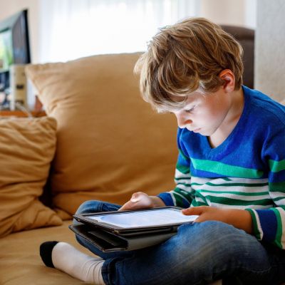 Η υπερβολική χρήση οθονών μπορεί να επηρεάσει τις σχολικές επιδόσεις των παιδιών, σύμφωνα με έρευνα