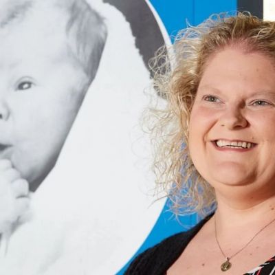 Το πρώτο μωρό εξωσωματικής στον κόσμο έγινε 47 ετών και συμμετέχει σε εκστρατεία για τη γονιμότητα