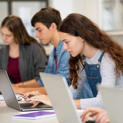 8 στους 10 εφήβους χρησιμοποιούν το AI για το σχολείο – Πόσο πρέπει να το εμπιστεύονται όμως;