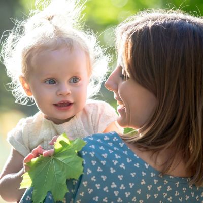 Πώς να σηκώνετε το νήπιo στην αγκαλιά σας  χωρίς να επιβαρύνετε την μέση σας, σύμφωνα με ειδικούς