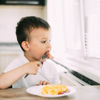 Αφράτη ομελέτα για παιδιά – Ιδανική για μωρά που ακολουθούν baby led weaning διατροφή