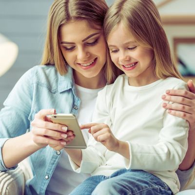 2 κανόνες που πρέπει να γνωρίζουν οι γονείς πριν δώσουν το πρώτο κινητό στο παιδί τους