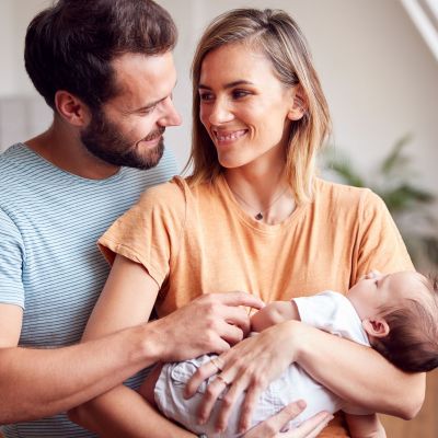 Νέοι γονείς αποκαλύπτουν τις μεγαλύτερες επιθυμίες τους μετά τη γέννα... και δεν είναι ο καφές