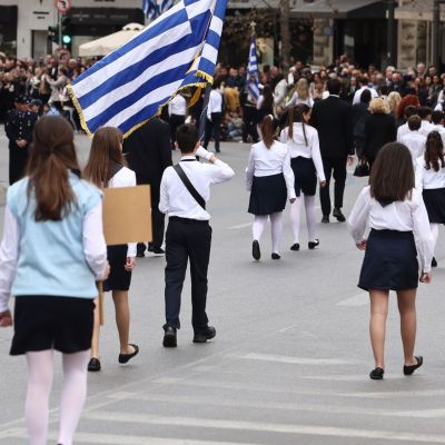 Οκτώβριος με παιδιά: μπλε φούστα παρέλασης, ποιήματα και μια μαμά που τα προλαβαίνει όλα