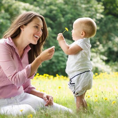 Πώς η θετική ανατροφή ενισχύει την ανάπτυξη των παιδιών από 1 έως 2 ετών