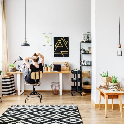 Πώς να προσθέσετε ζεστασιά σε ένα ολόλευκο δωμάτιο χωρίς βάψιμο