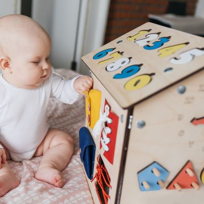 Ποια παιχνίδια είναι κατάλληλα για το νεογέννητό σου: Οδηγός για γονείς