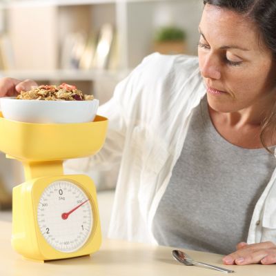 Γιατί είναι πιο δύσκολο για τις γυναίκες να χάσουν βάρος μετά τα 40;