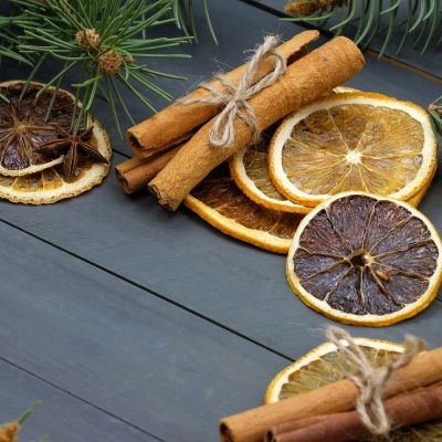 DIY χριστουγεννιάτικα στολίδια με πορτοκάλι και κανέλα