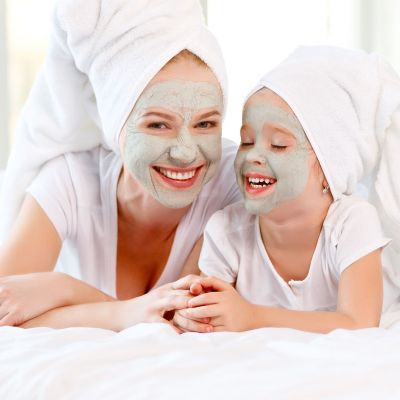 Η Shay Mitchell δημιούργησε μία μάσκα προσώπου για 3χρονα και τα σχόλια δεν ήταν αυτά που περίμενε